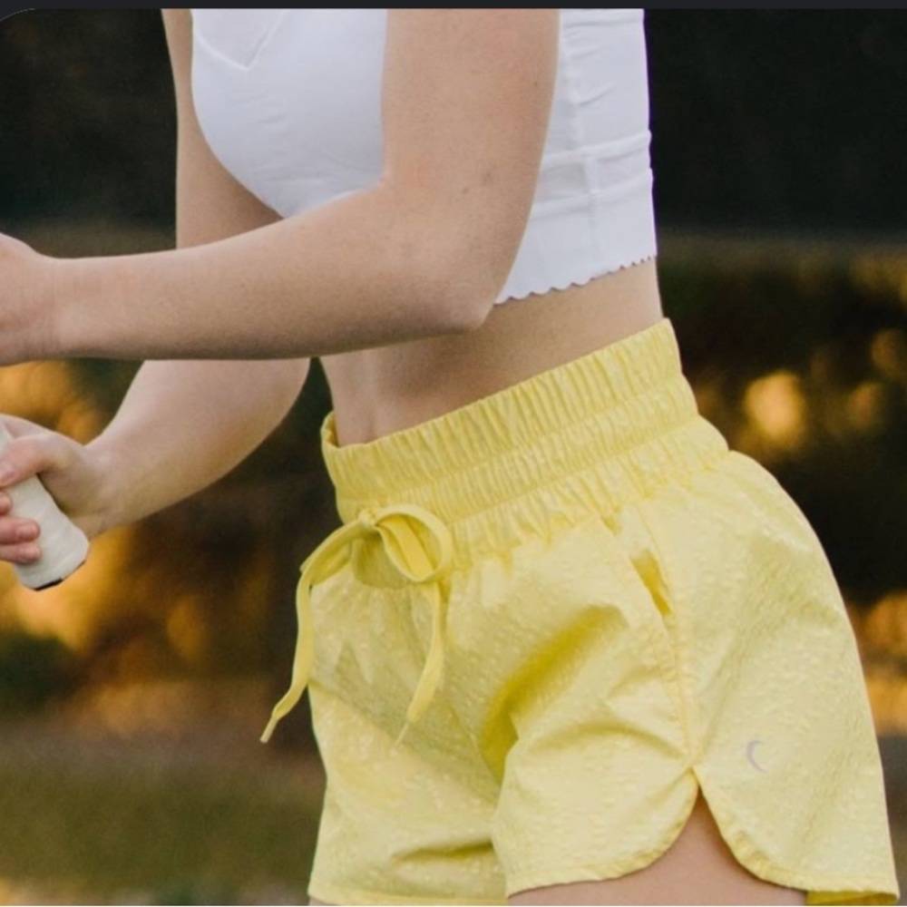 ZYIA Bubbles Hi-Rise Bomber Shorts in Fizzy Lemon Size Small